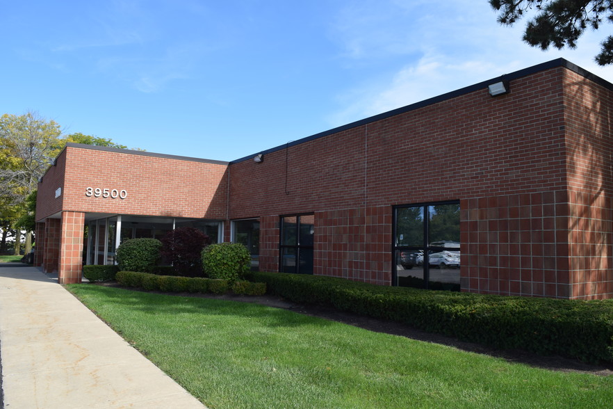 39500 W Ten Mile Rd, Novi, MI for rent - Building Photo - Image 1 of 6