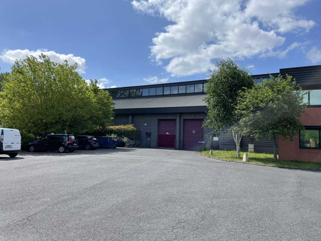 Light Industrial in Saint-Denis to rent Building Photo- Image 1 of 15
