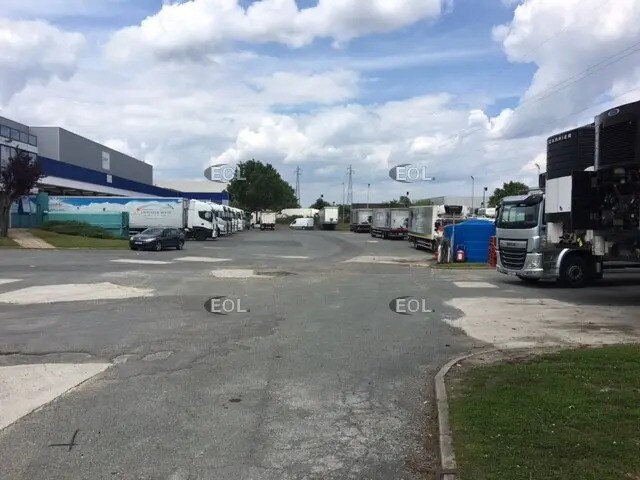 Industrial in Lieusaint to rent - Building Photo - Image 3 of 11