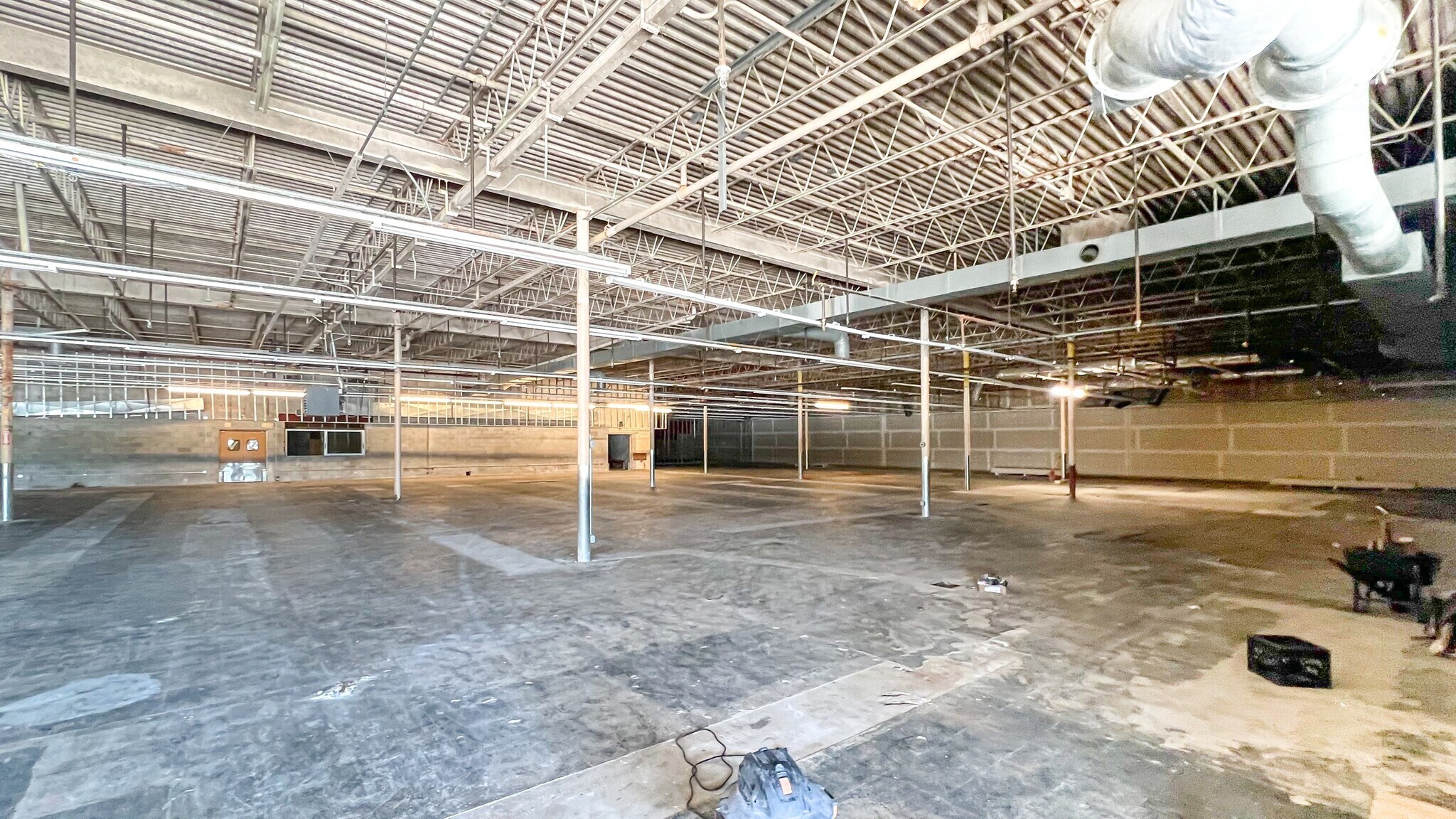 520-560 Plaza Dr, Fostoria, OH to rent Interior Photo- Image 1 of 6