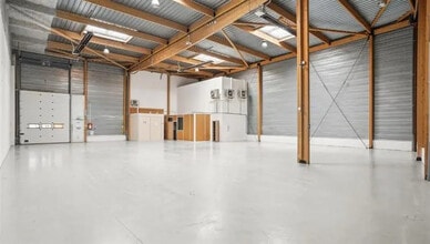 Light Industrial in Le Bourget to rent Interior Photo- Image 1 of 9