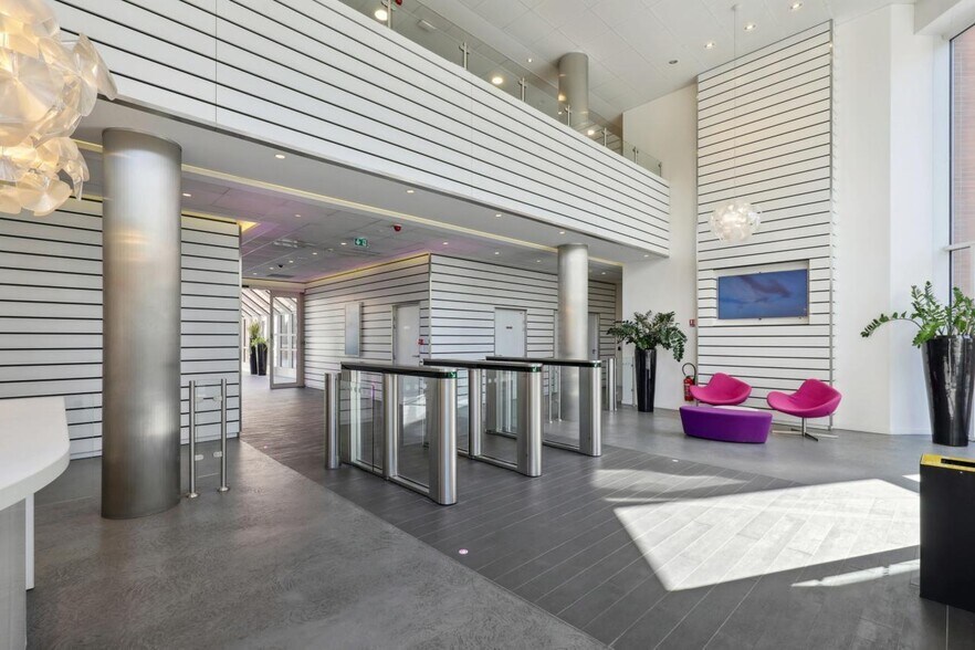 Office in Rueil-Malmaison to rent - Lobby - Image 3 of 14