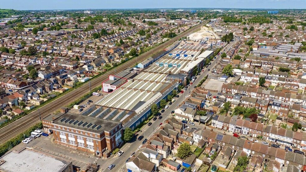 Leagrave Rd, Luton to rent - Building Photo - Image 2 of 7
