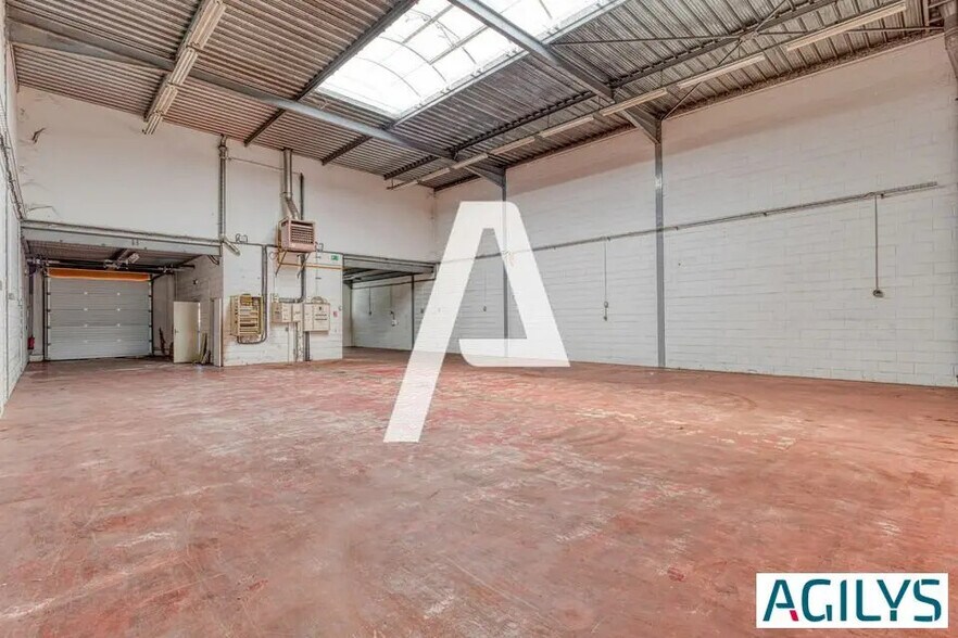 Light Industrial in Villejuif to rent - Interior Photo - Image 1 of 4