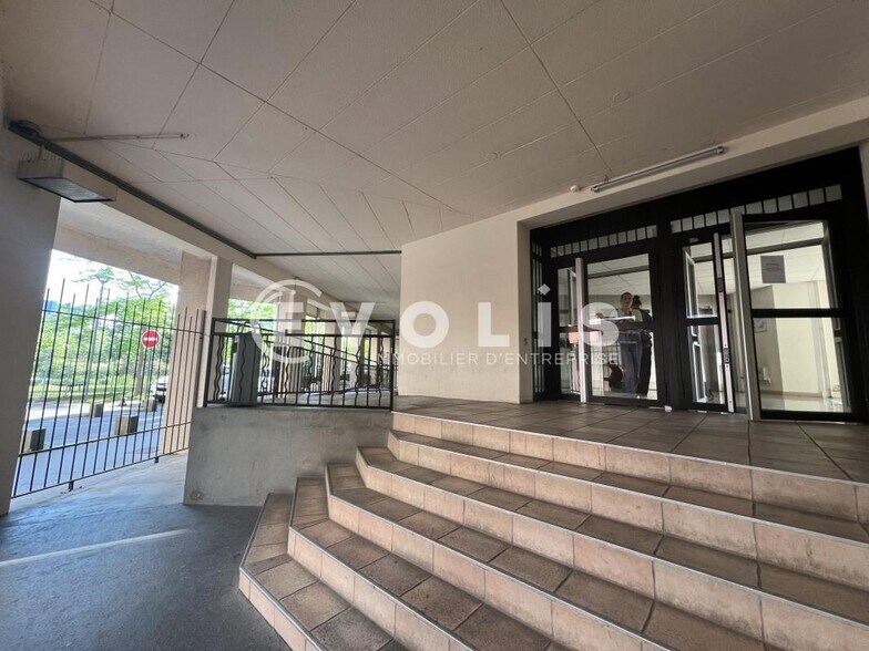 Office in Noisy-le-Grand to rent - Building Photo - Image 2 of 12
