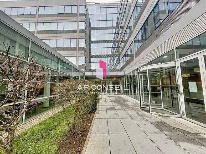 Office in Montigny-le-Bretonneux to rent - Lobby - Image 3 of 4