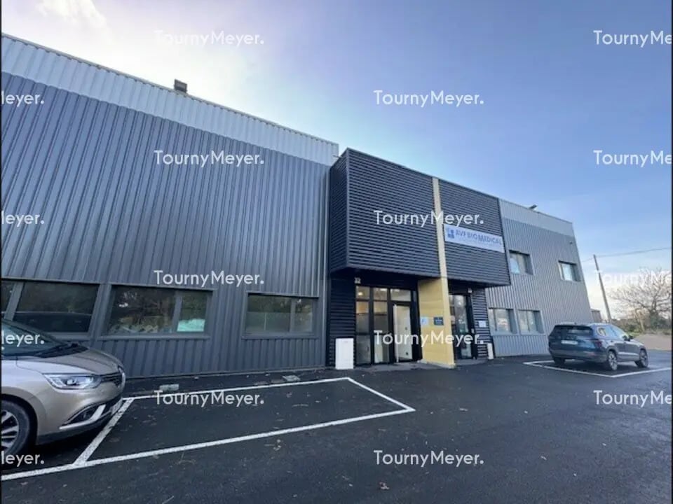 Location Local d'activités 200 m² - Photo 1