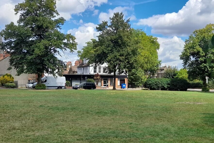 4 Chase Side, Enfield to rent - Building Photo - Image 3 of 3