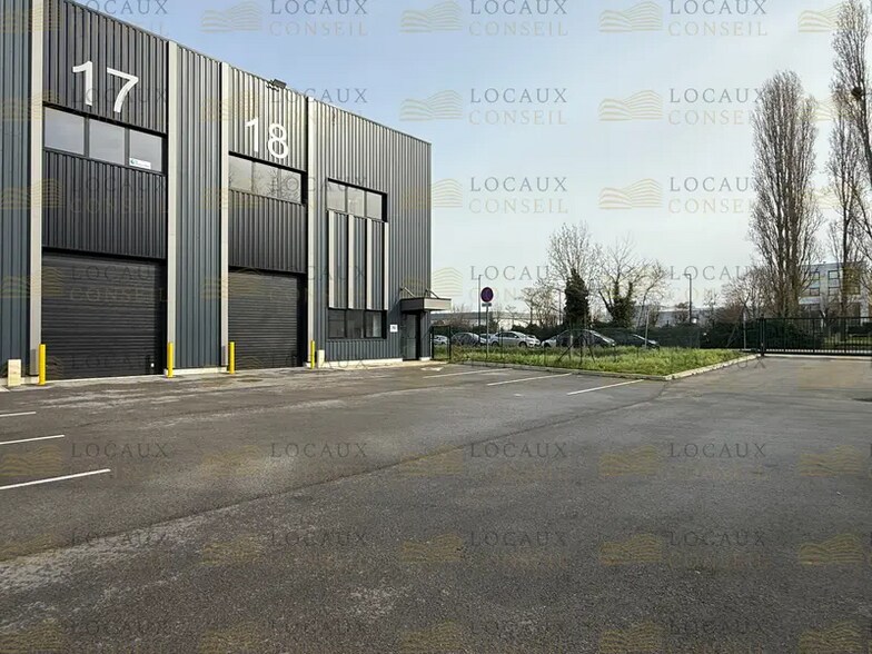 Light Industrial in Cergy to rent - Primary Photo - Image 1 of 4