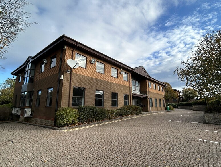 Woodlands Ln, Bradley Stoke to rent - Building Photo - Image 3 of 6