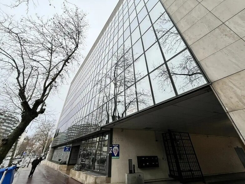 Office in Montrouge to rent - Building Photo - Image 3 of 7