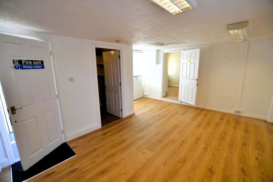 Bedford Rd, Shefford to rent - Interior Photo - Image 2 of 3