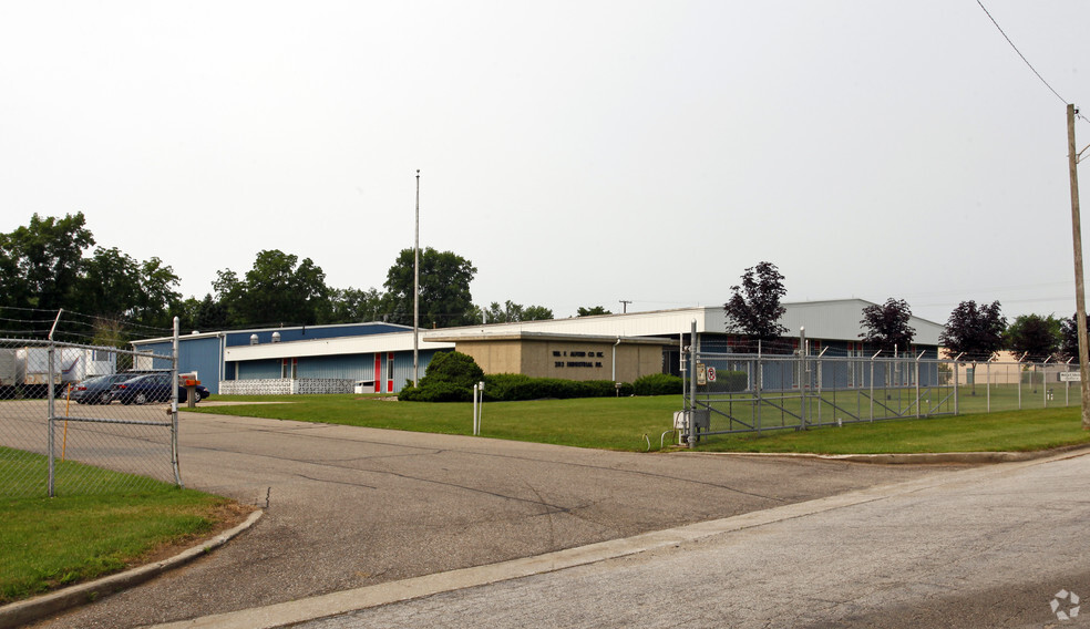 2112 Industrial Dr, Niles, MI for rent - Primary Photo - Image 1 of 100