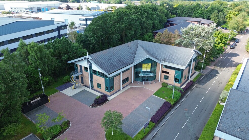 Edward Ct, Altrincham to rent - Building Photo - Image 2 of 13