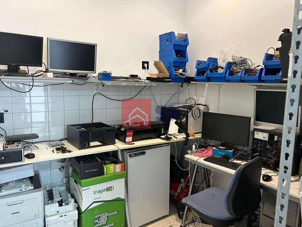 Madrid, MAD 28028 - Unit 3 -  - Interior Photo - Image 2 of 4