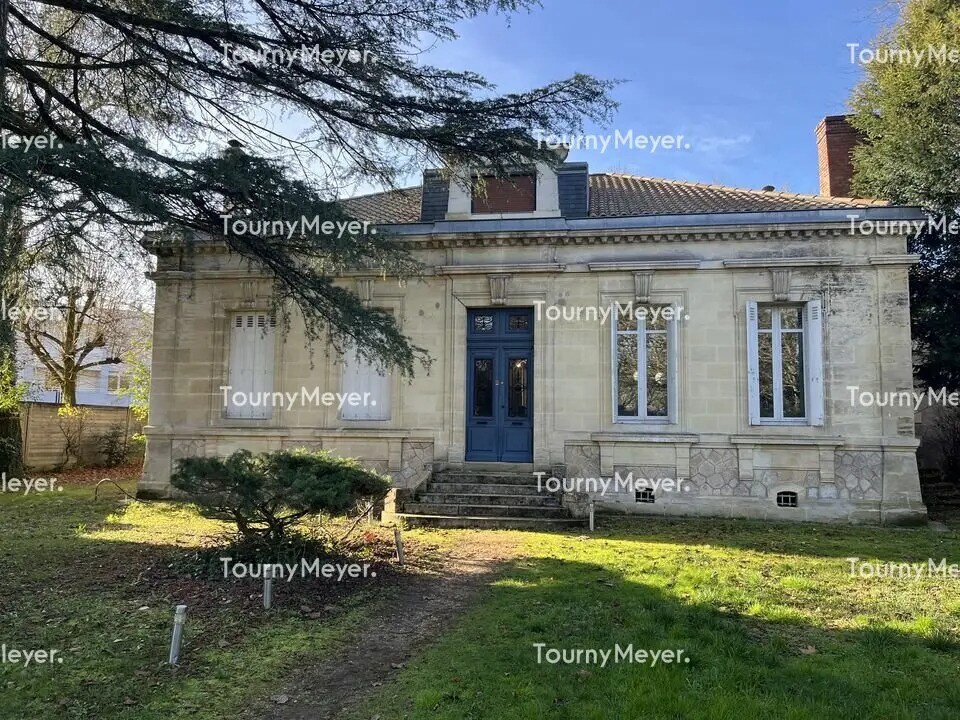 Office in Saint-Médard-en-Jalles for sale Primary Photo- Image 1 of 9