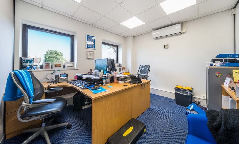 614 Reading Rd, Wokingham for sale - Interior Photo - Image 2 of 10