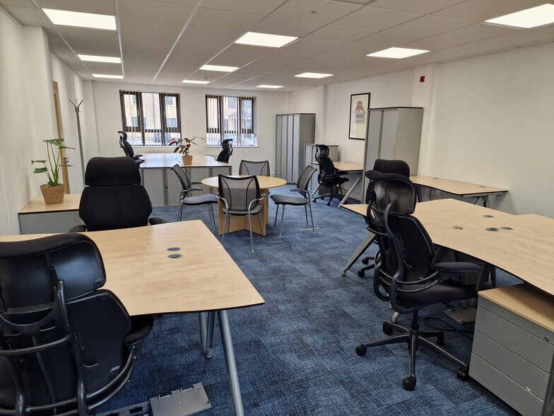 16 Tetbury Rd, Cirencester to rent - Building Photo - Image 2 of 4