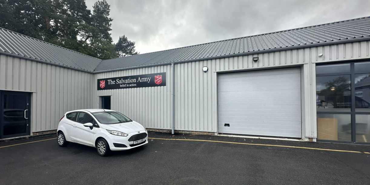 School Ln, Normandy to rent Building Photo- Image 1 of 3