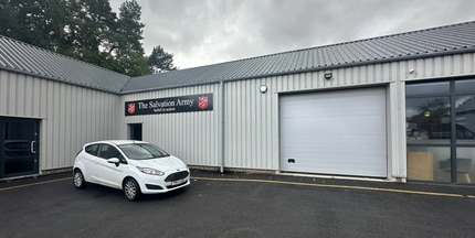 School Ln, Normandy to rent Building Photo- Image 1 of 3