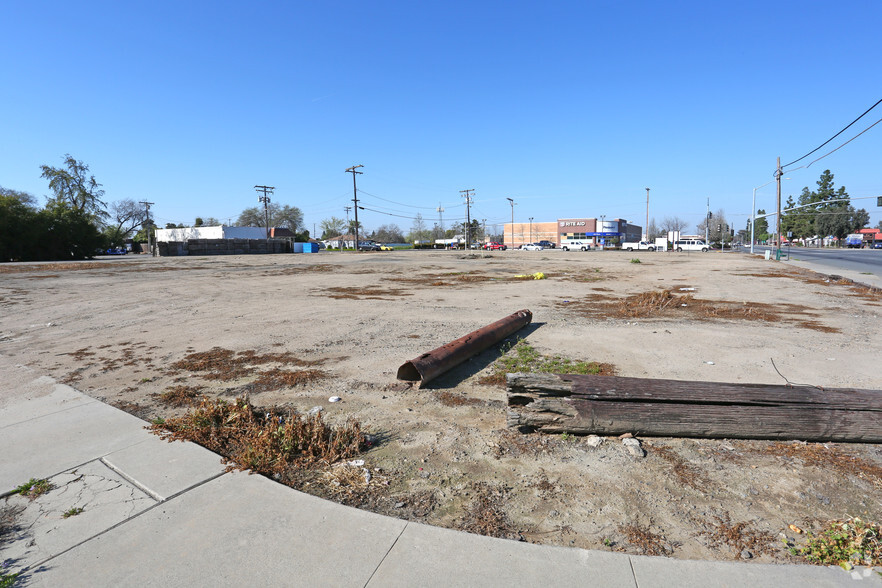 1725 E Tulare Ave, Tulare, CA for rent - Building Photo - Image 2 of 4