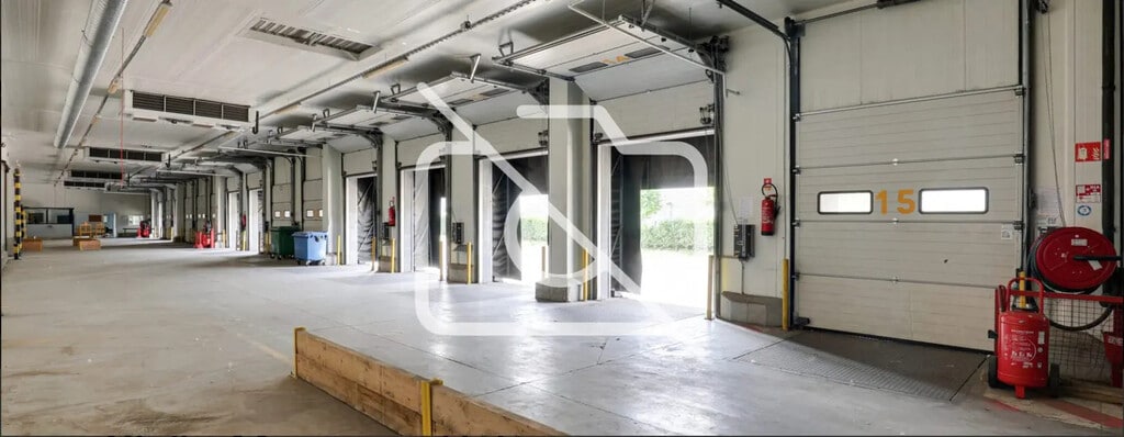 Location Entrepôt 6 897 m² - Photo 1