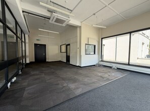 1 The Av, Newton Abbot to rent Interior Photo- Image 2 of 4