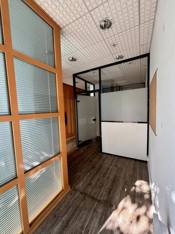 Retail in Bayonne to rent Interior Photo- Image 1 of 9