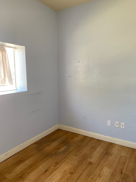 209 Cedar Dr, Portland, TX for rent - Interior Photo - Image 3 of 6