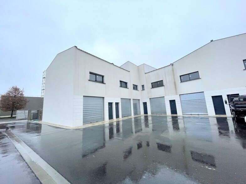 Retail in Cormeilles-en-Parisis to rent - Building Photo - Image 1 of 4