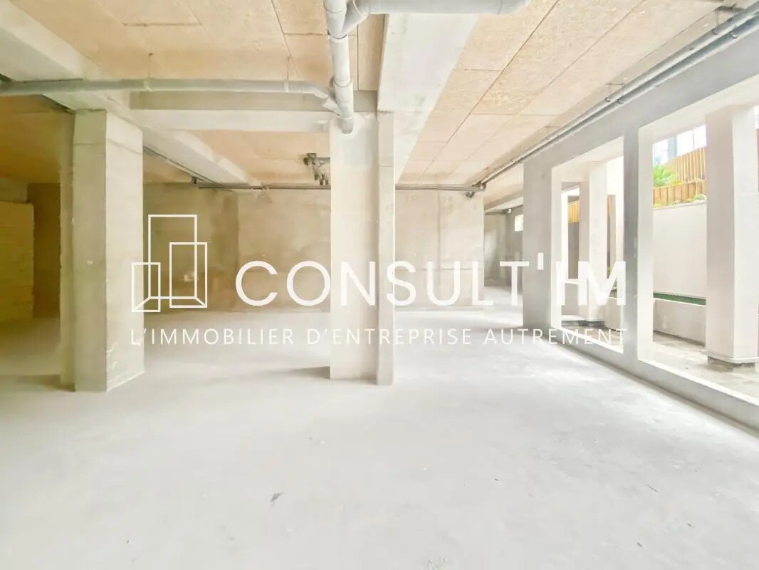 Retail in Clichy to rent Building Photo- Image 1 of 9