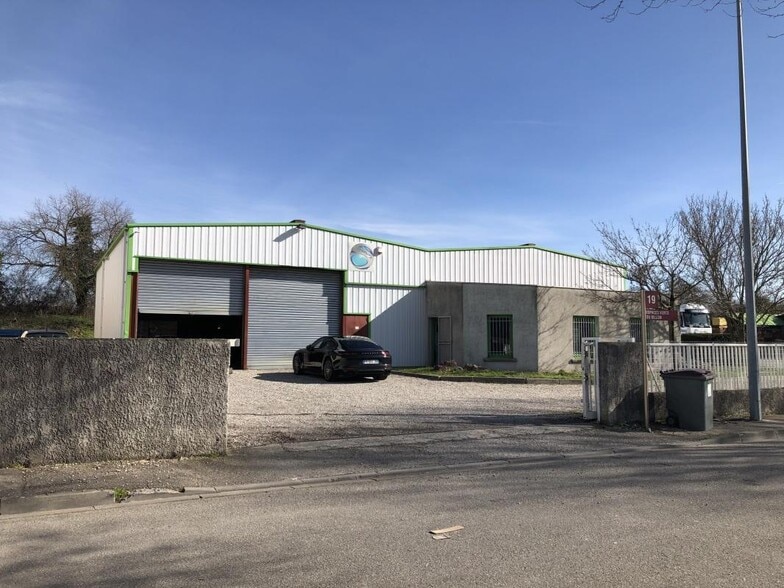 Light Industrial in Saint-Laurent-de-Mure to rent - Building Photo - Image 2 of 13