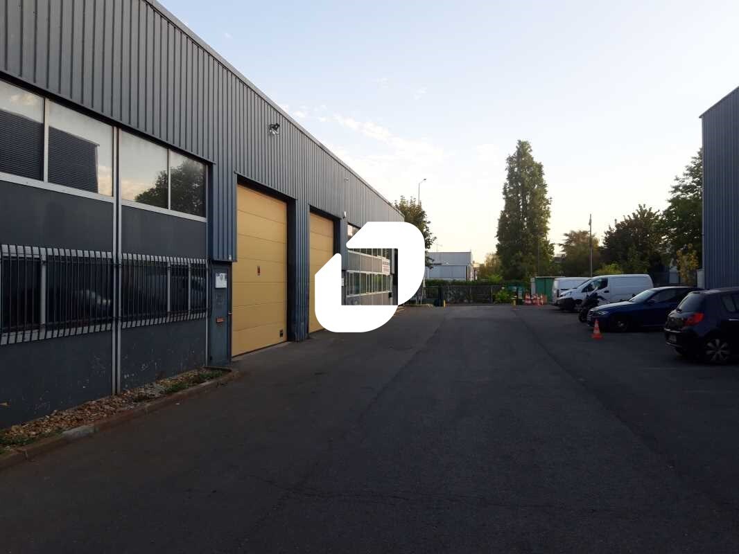 Light Industrial in Bobigny to rent Building Photo- Image 1 of 17