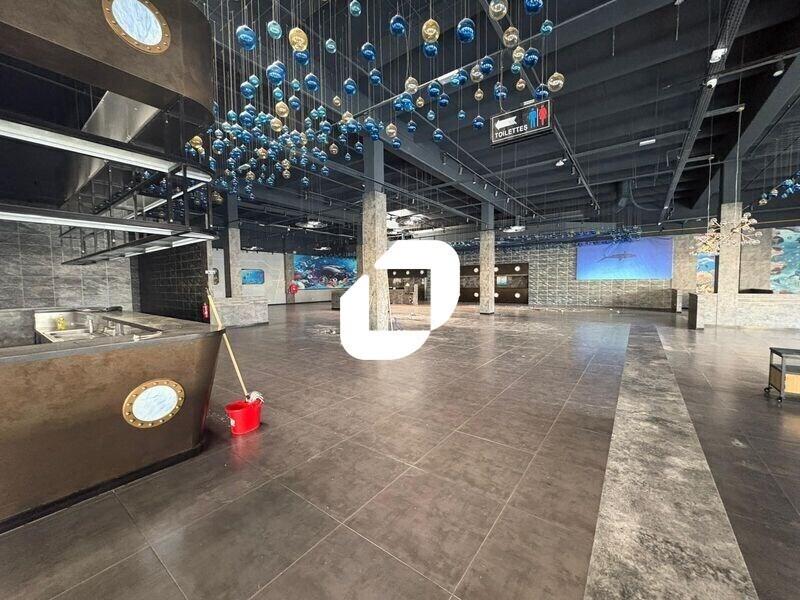 Retail in Les Mureaux to rent Interior Photo- Image 1 of 9