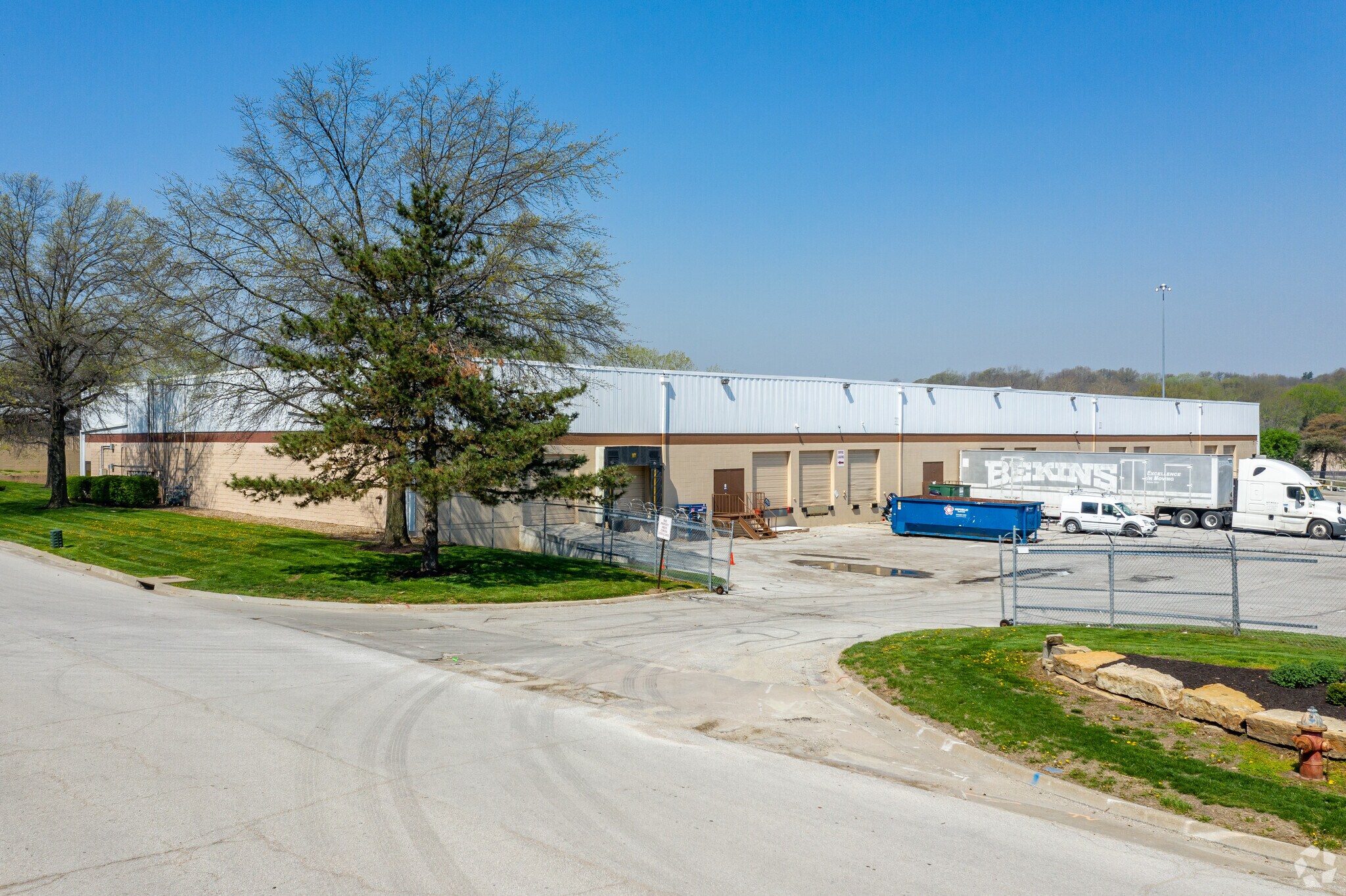 1940-1958 Foxridge Dr, Kansas City, KS to rent Primary Photo- Image 1 of 6