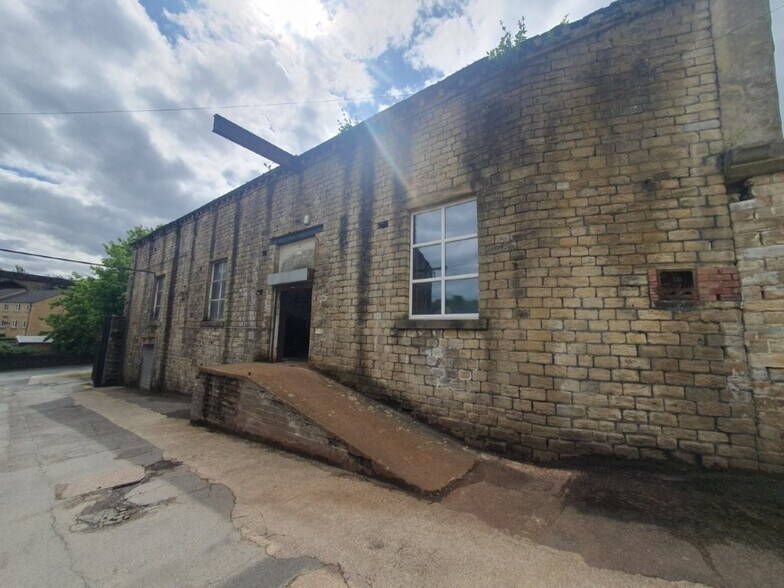 Dale St, Huddersfield to rent - Building Photo - Image 2 of 3