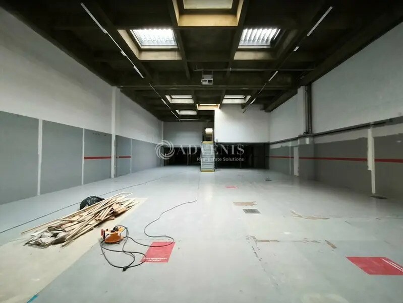 Light Industrial in Rungis to rent Interior Photo- Image 1 of 2