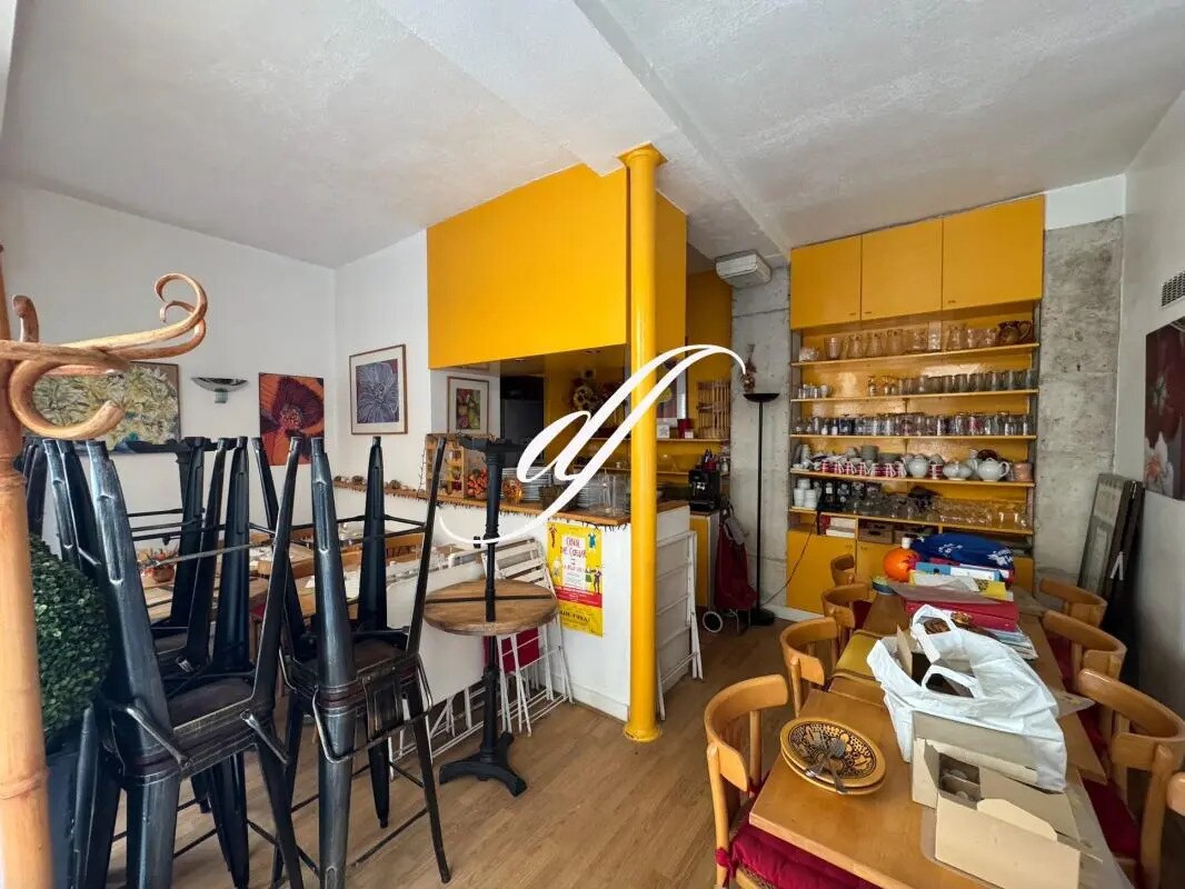 Retail in Paris to rent Interior Photo- Image 1 of 4