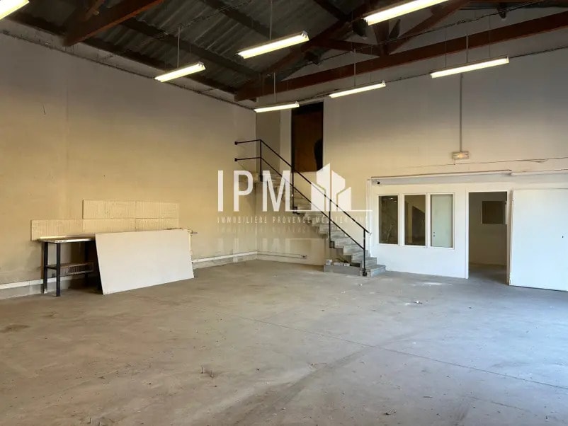 Location Local d'activités 200 m² - Photo 1