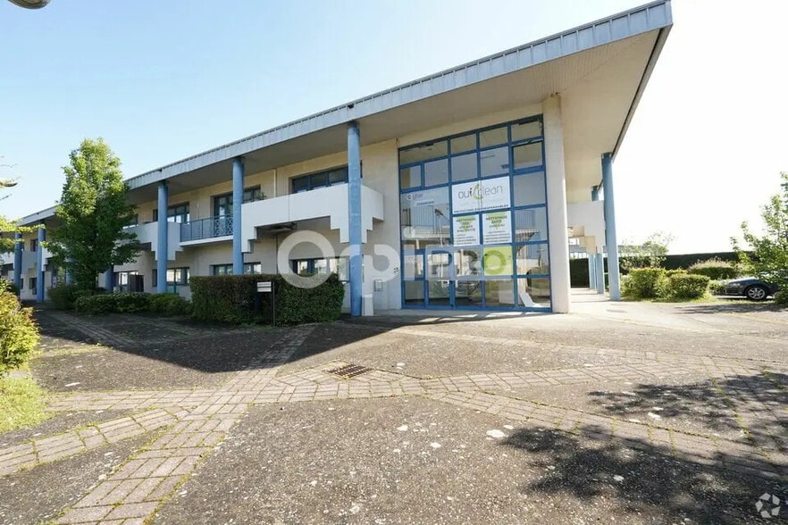 15 Allée Des Ginkgos, Bron to rent - Building Photo - Image 3 of 43