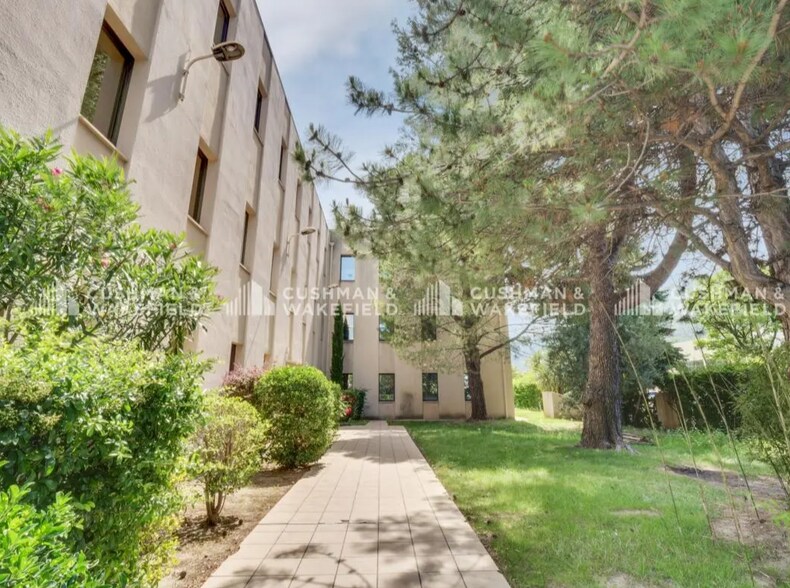 155 Rue Du Dirigeable, Aubagne to rent - Building Photo - Image 2 of 10