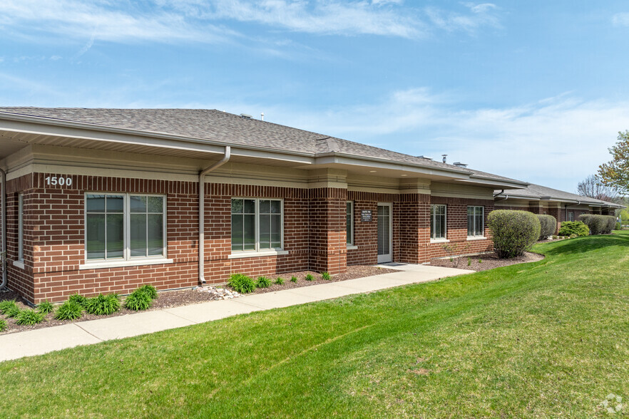 1500 Eisenhower Ln, Lisle, IL for rent - Primary Photo - Image 1 of 27