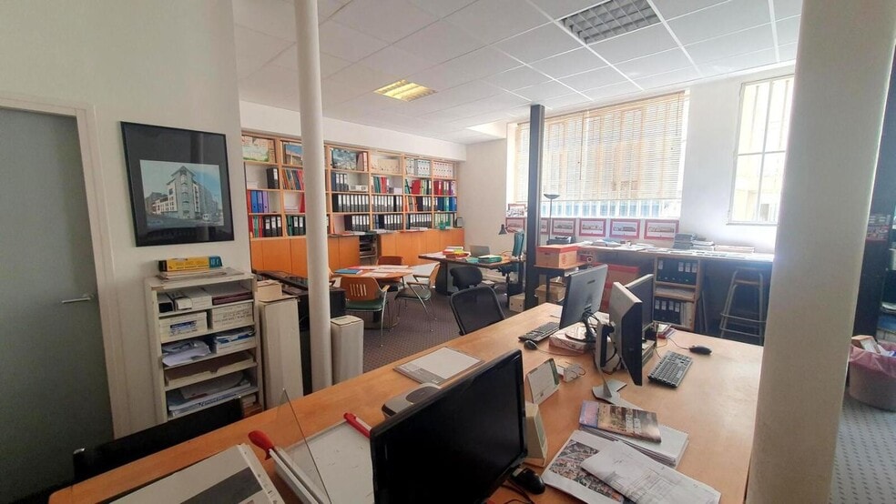 Office in Versailles to rent - Interior Photo - Image 2 of 4