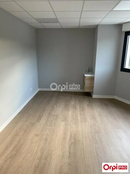 Office in Valence to rent - Building Photo - Image 3 of 5