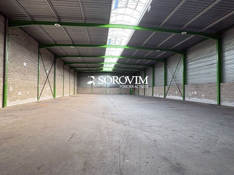Light Industrial in Genas to rent - Interior Photo - Image 3 of 7