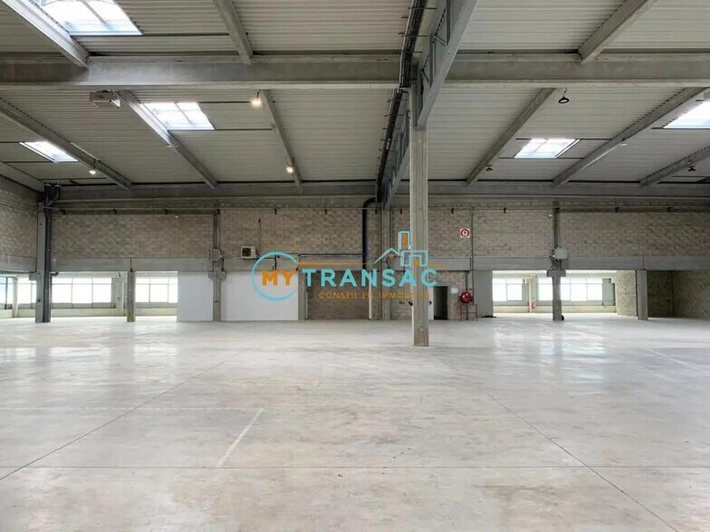 Light Industrial in Lieusaint to rent - Interior Photo - Image 2 of 31