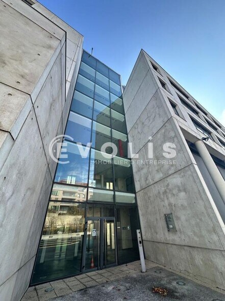 45-47 Avenue Paul Doumer, Rueil-Malmaison to rent - Building Photo - Image 3 of 49