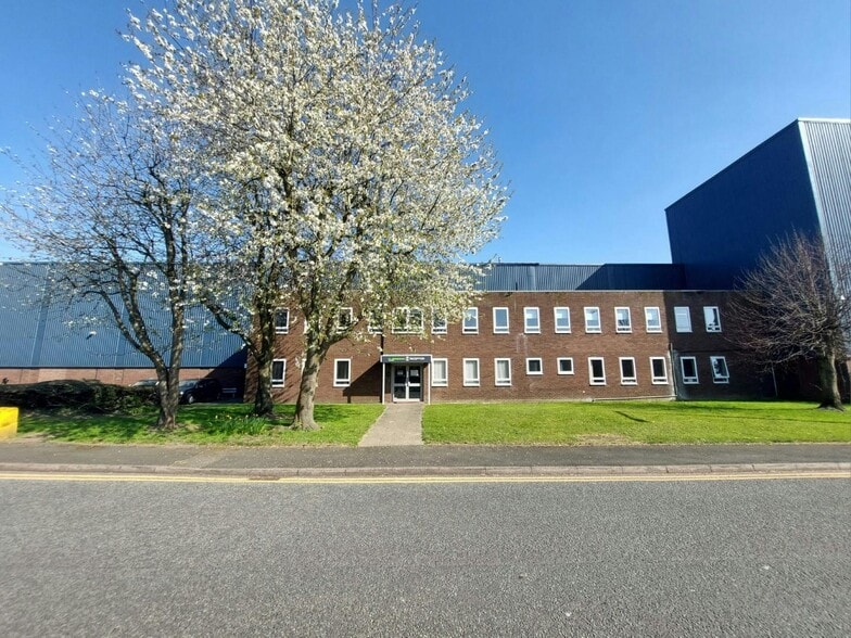 Dudley Rd, Kingswinford to rent - Building Photo - Image 2 of 5