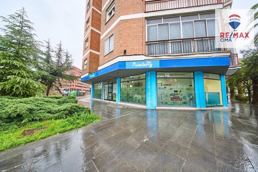 Calle Cruz del Sur, 8, Granada, Granada to rent - Primary Photo - Image 1 of 44
