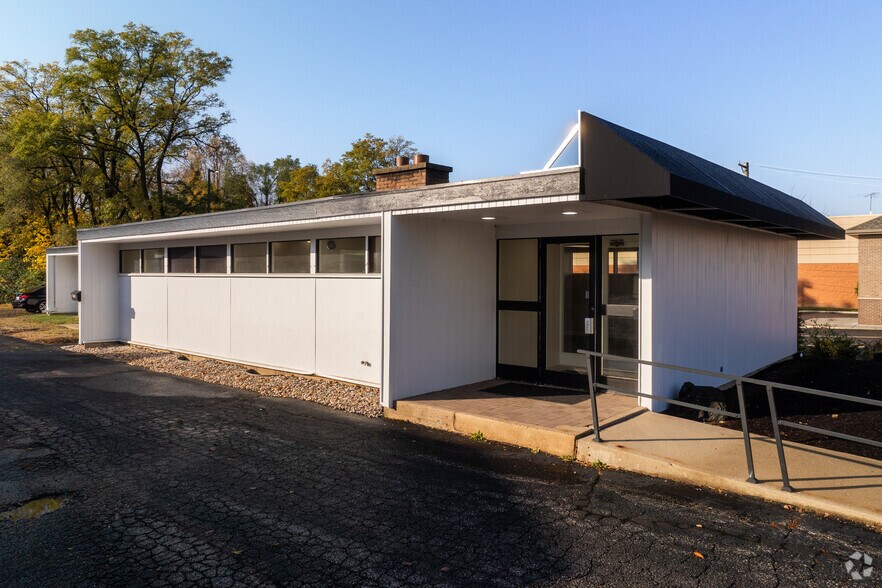 6317 Northwest Hwy, Crystal Lake, IL for rent - Building Photo - Image 1 of 7